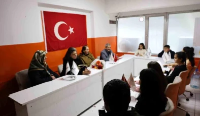 Görme engellilere şiir okuyan öğrenciler takdir topladı