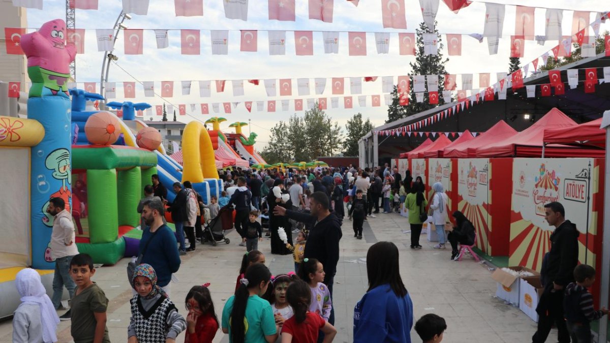Kahramanmaraş’taki Cumhuriyet Panayırı’na ziyaretçi akını