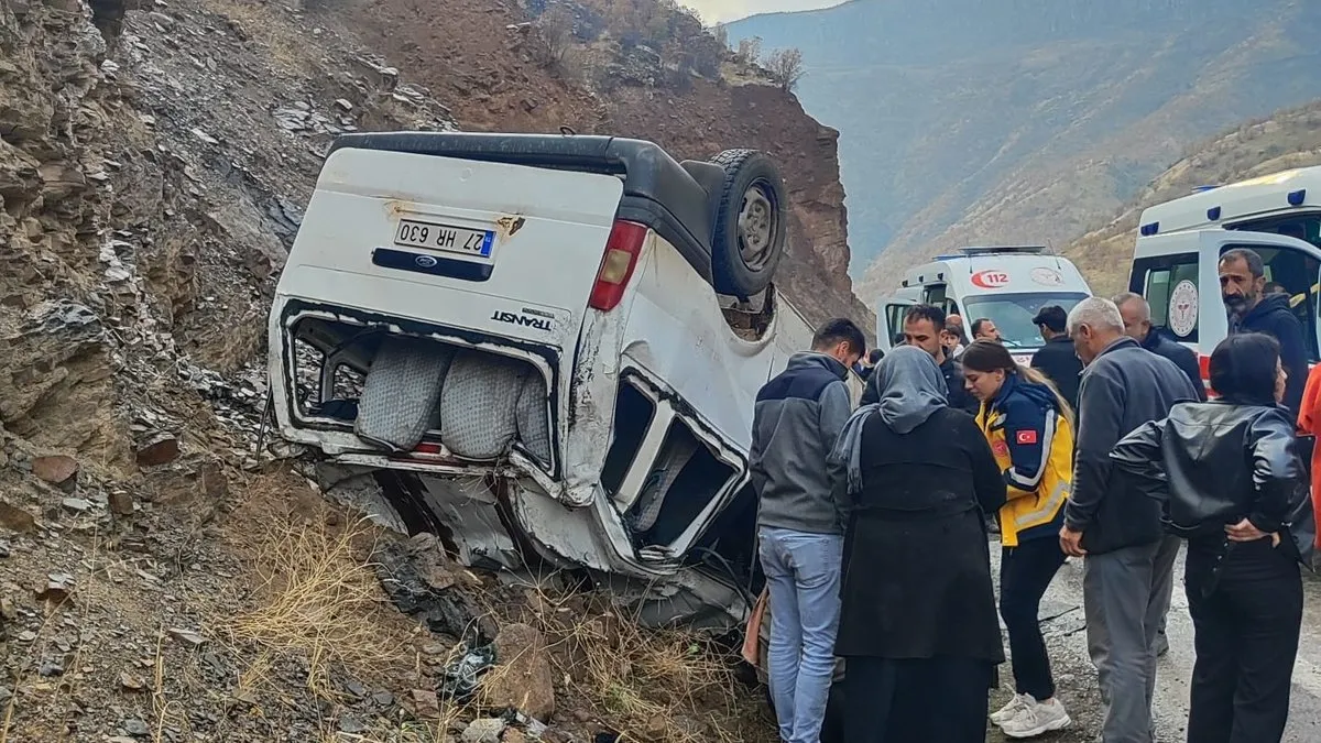 Hakkari’de yağış sebebiyle kaza meydana geldi: Minibüs takla attı!