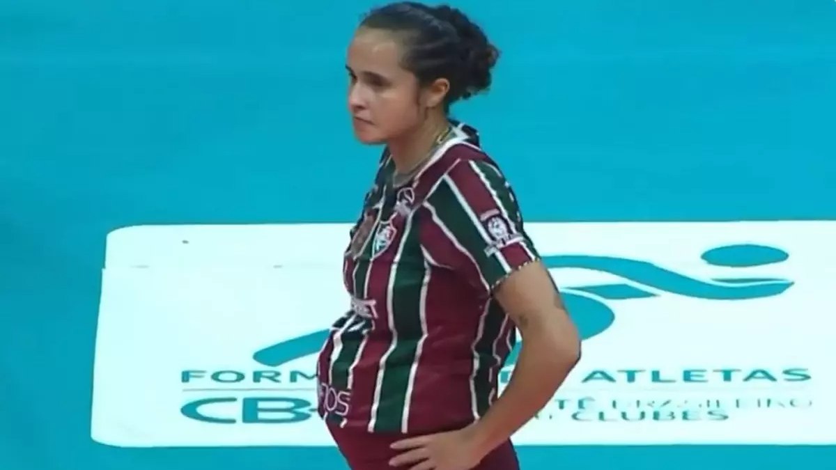 Brezilya’da voleybolcu karnı burnunda maça çıktı