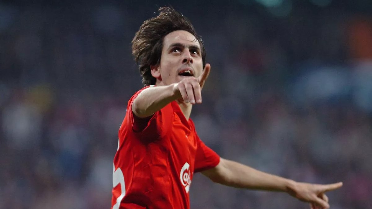 Eski Premier Lig futbolcusunun evine el bombası atıldı